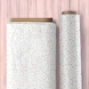 „Weißer Quiltstoff von Poppie Cotton mit bunten Punkten – Country Confetti Marshmallow als Meterware auf der Stoffrolle.“