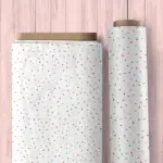 „Weißer Quiltstoff von Poppie Cotton mit bunten Punkten – Country Confetti Marshmallow als Meterware auf der Stoffrolle.“