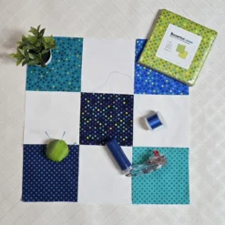 Alternative view of Charm Pack Dazzle Dots 2 – 42 Baumwollstoffe mit fröhlichen Punkten von Benartex