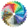 Bunte Jelly Roll „Phantasma“ von Robert Kaufman mit 40 farbenfrohen Stoffstreifen, gerollt und mit fantasievollen Mustern, ideal für Patchwork und Quilts.