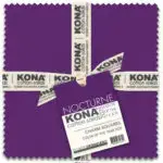 Charm Pack Robert Kaufman Nocturne – gestapelte Stoffquadrate in tiefem Violett aus Kona Cotton, perfekt für moderne Patchworkprojekte.
