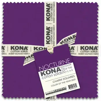 Charm Pack Robert Kaufman Nocturne – gestapelte Stoffquadrate in tiefem Violett aus Kona Cotton, perfekt für moderne Patchworkprojekte.