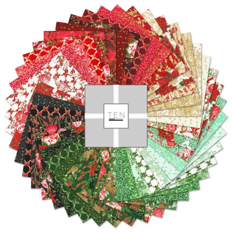 Fächerförmig angeordnete Stoffquadrate aus der Weihnachtskollektion „Holiday Flourish – Festive Finery“ von Robert Kaufman, mit Motiven wie Schleifen, Beeren und Ornamenten in Rot, Grün, Gold und Schwarz – edler Weihnachtsstoff im Layer Cake Format