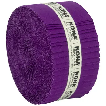 Jelly Roll Kona Cotton von Robert Kaufman in der Farbe Nocturne – 40 dunkelblaue Stoffstreifen aus Baumwolle, gerollt und bereit für Patchworkprojekte.