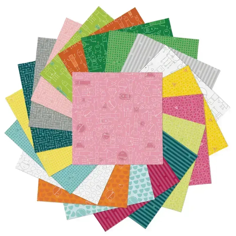 Aufgefächerte Stoffquadrate aus 100 % Baumwolle mit bunten Roboter-Motiven und grafischen Mustern aus dem Layer Cake „Robo Boogie“ von Benartex – verspielter Roboter Stoff Baumwolle