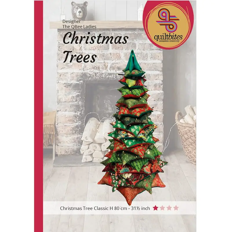 Handgenähte Stoff-Weihnachtsbäume in verschiedenen Größen, genäht nach der Patchwork Anleitung „Christmas Trees“ von QuiltBites, mit festlichen Stoffen dekoriert.