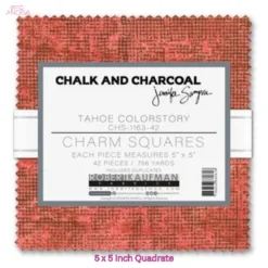 Charm Pack "Chalk and Charcoal – Tahoe Colorstory" von Robert Kaufman mit 42 Stoffquadraten in Rot- und Erdtönen, designt von Jennifer Sampou.