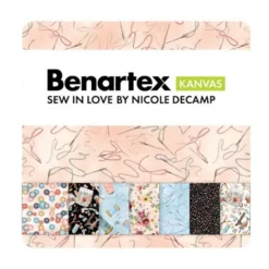Sew in Love Jelly Roll Stoffstreifen von Benartex, entworfen von Nicole DeCamp, darunter Garnspulen, Stecknadeln, Knöpfe, Maßbänder und Stickrahmen – mit einer ansprechenden Farbpalette aus Rosa, Hellblau, Schwarz, Gold und Weiß.