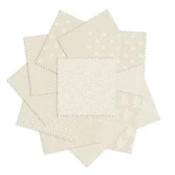 Charm Pack Classic Keepsakes – 42 cremefarbene Baumwollquadrate mit zarten Mustern von Benartex