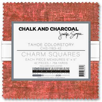 Charm Pack "Chalk and Charcoal – Tahoe Colorstory" von Robert Kaufman mit 42 Stoffquadraten in Rot- und Erdtönen, designt von Jennifer Sampou.

