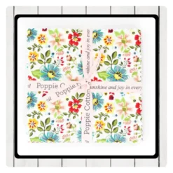 „Fröhliches Fat Quarter Set – Betsy’s Sewing Kit von Poppie Cotton mit 22 bunten Stoffstücken, 100 % Baumwolle, Motive mit Hühnern, Erdbeeren, Teekannen und Labeln“