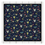 Detailansicht des Quiltstoffs Painted Hearts Black mit tonalen, gerichteten Herzmotiven in Schwarz auf Schwarz