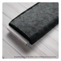 Detailansicht des Quiltstoffs Black on Black aus der Equinox-Kollektion von Benartex mit tonalem Swirl-Muster