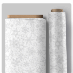Weißer weihnachtlicher Baumwollstoff mit silbernen Schneeflocken – Patrick Lose „Snowfall“ (Northcott), ideal für festliche Quilts, Tischläufer und Servietten.