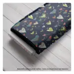 Detailansicht des Quiltstoffs Painted Hearts Black mit tonalen, gerichteten Herzmotiven in Schwarz auf Schwarz