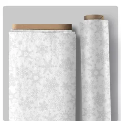 Weißer weihnachtlicher Baumwollstoff mit silbernen Schneeflocken – Patrick Lose „Snowfall“ (Northcott), ideal für festliche Quilts, Tischläufer und Servietten.