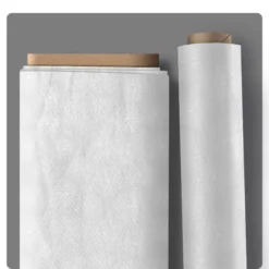 Weißer Baumwollstoff mit feinem Löwenzahnmuster – Benartex Night & Day Dandelion White (10406‑09), ideal als Quiltstoff und Rückseitenstoff.
