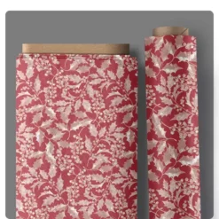 Roter Baumwollstoff mit weißen und grünen Stechpalmenzweigen und Metallic-Gold-Highlights – A Winter’s Day – Winter Holly Red (16590M‑10) von Benartex.