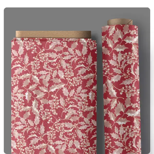 Roter Baumwollstoff mit weißen und grünen Stechpalmenzweigen und Metallic-Gold-Highlights – A Winter’s Day – Winter Holly Red (16590M‑10) von Benartex.