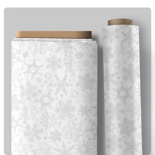Weißer weihnachtlicher Baumwollstoff mit silbernen Schneeflocken – Patrick Lose „Snowfall“ (Northcott), ideal für festliche Quilts, Tischläufer und Servietten.