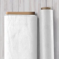 Weiß auf Weiß Baumwollstoff mit feinem Muster aus Punkten, Blumen und Ranken – Benartex Domino Effect Dotted Flowers & Scrolls (12421‑09).