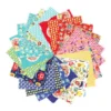 „Fröhliches Fat Quarter Set – Betsy’s Sewing Kit von Poppie Cotton mit 22 bunten Stoffstücken, 100 % Baumwolle, Motive mit Hühnern, Erdbeeren, Teekannen und Labeln“