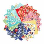 „Fröhliches Fat Quarter Set – Betsy’s Sewing Kit von Poppie Cotton mit 22 bunten Stoffstücken, 100 % Baumwolle, Motive mit Hühnern, Erdbeeren, Teekannen und Labeln“