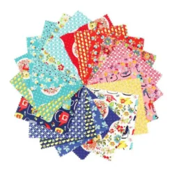 „Fröhliches Fat Quarter Set – Betsy’s Sewing Kit von Poppie Cotton mit 22 bunten Stoffstücken, 100 % Baumwolle, Motive mit Hühnern, Erdbeeren, Teekannen und Labeln“