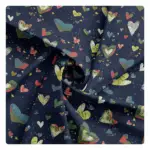 Detailansicht des Quiltstoffs Painted Hearts Black mit tonalen, gerichteten Herzmotiven in Schwarz auf Schwarz