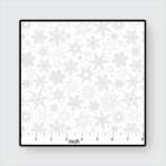 Weißer weihnachtlicher Baumwollstoff mit silbernen Schneeflocken – Patrick Lose „Snowfall“ (Northcott), ideal für festliche Quilts, Tischläufer und Servietten.
