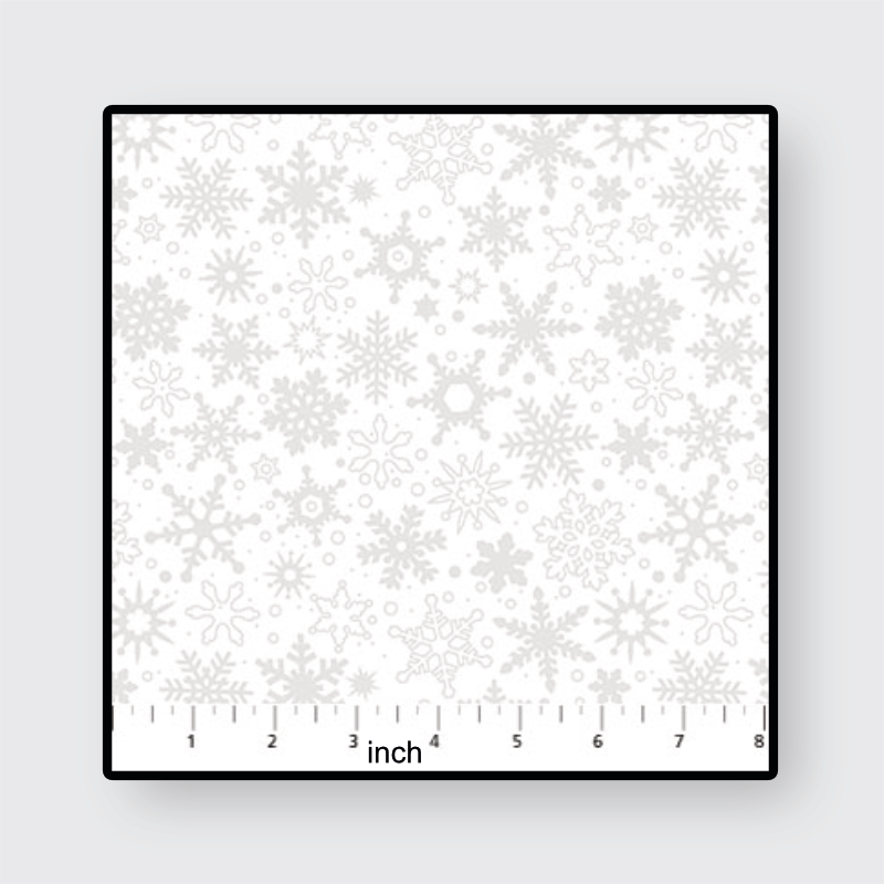 Weißer weihnachtlicher Baumwollstoff mit silbernen Schneeflocken – Patrick Lose „Snowfall“ (Northcott), ideal für festliche Quilts, Tischläufer und Servietten.